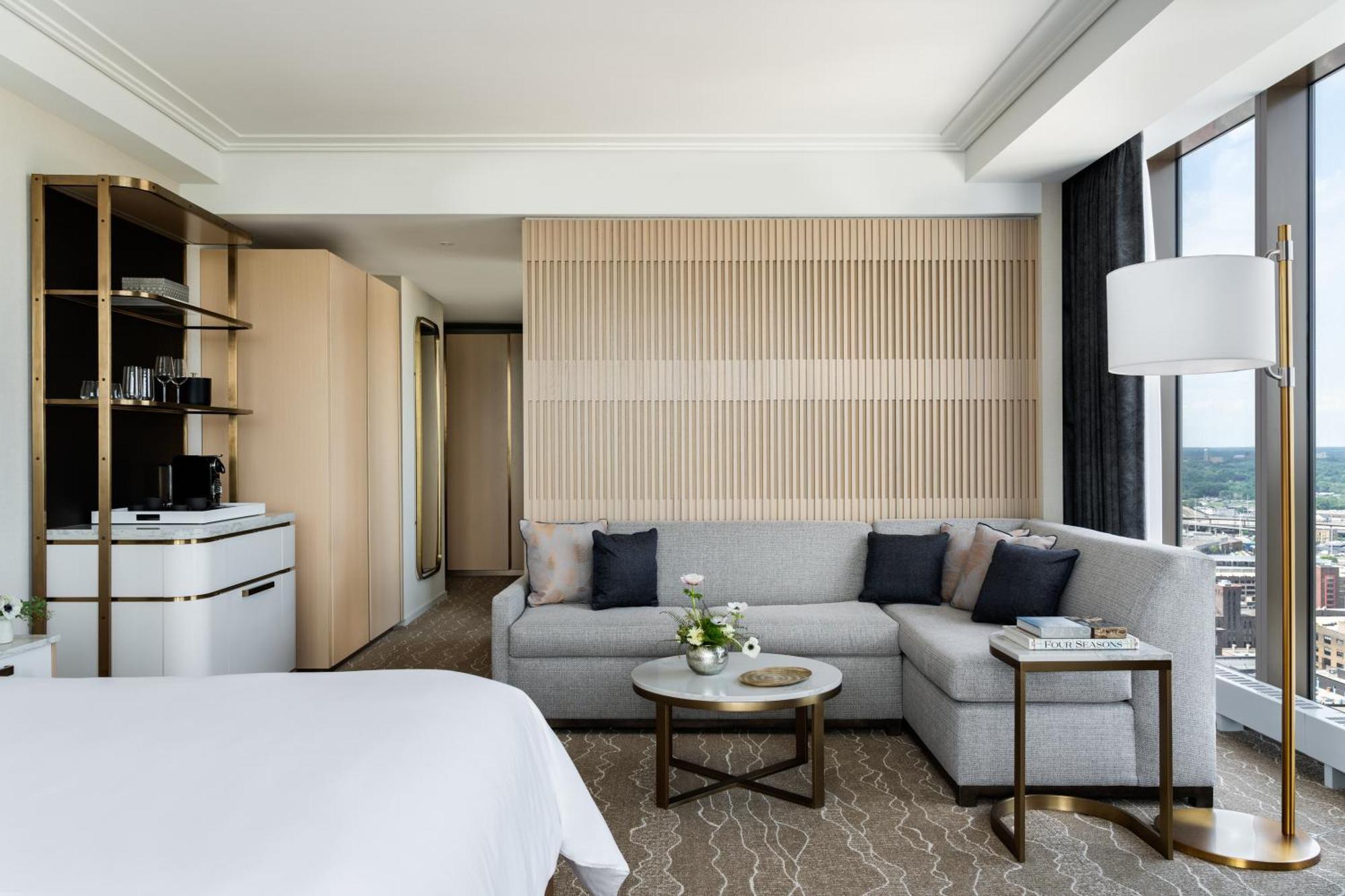 Executive Corner Suite River View Accessible