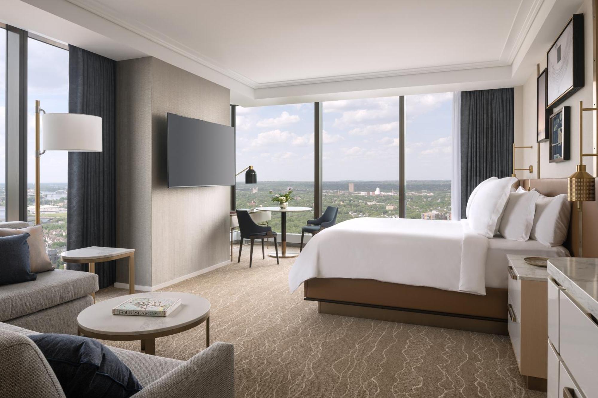 Executive Corner Suite River View Accessible